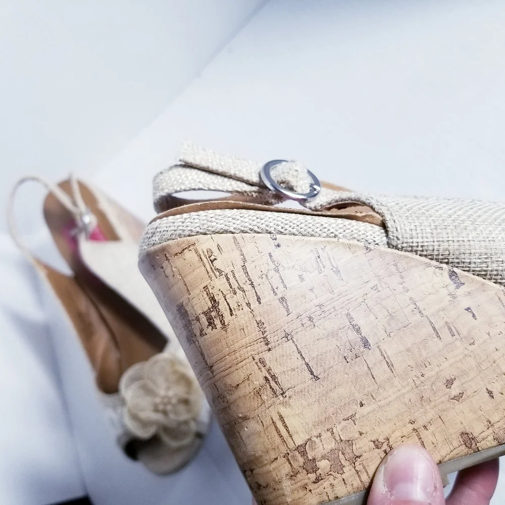 POP KALIE WEDGE SANDALS WITH SLINGBACKS AND FLOWER ON FRONT SIZE 6.5